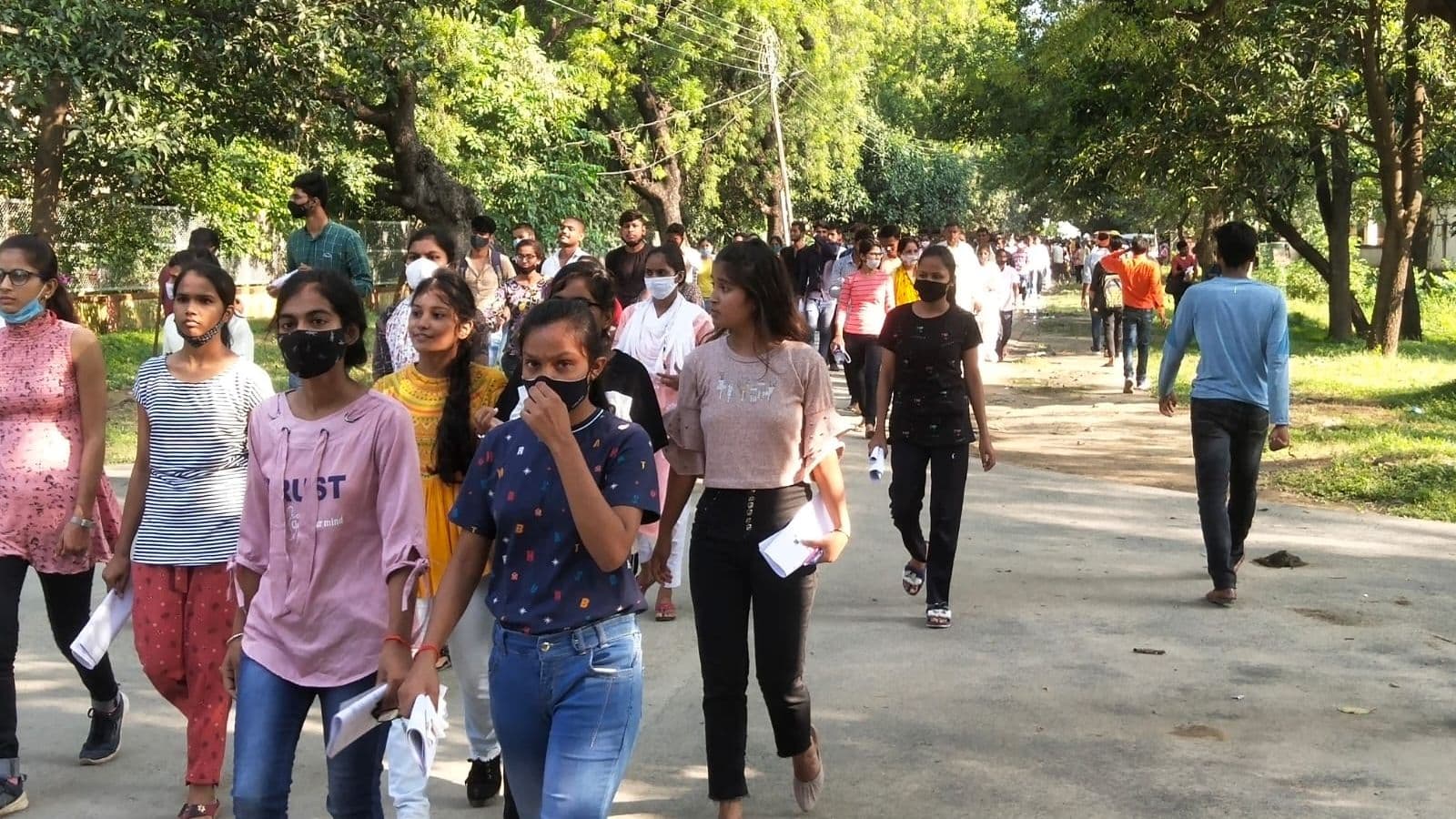 UP News: BHU का बीएससी एग्रीकल्चर एंट्रेस एग्जाम कल, अभी तक जारी नहीं हुआ एडमिट कार्ड, छात्रों में आक्रोश