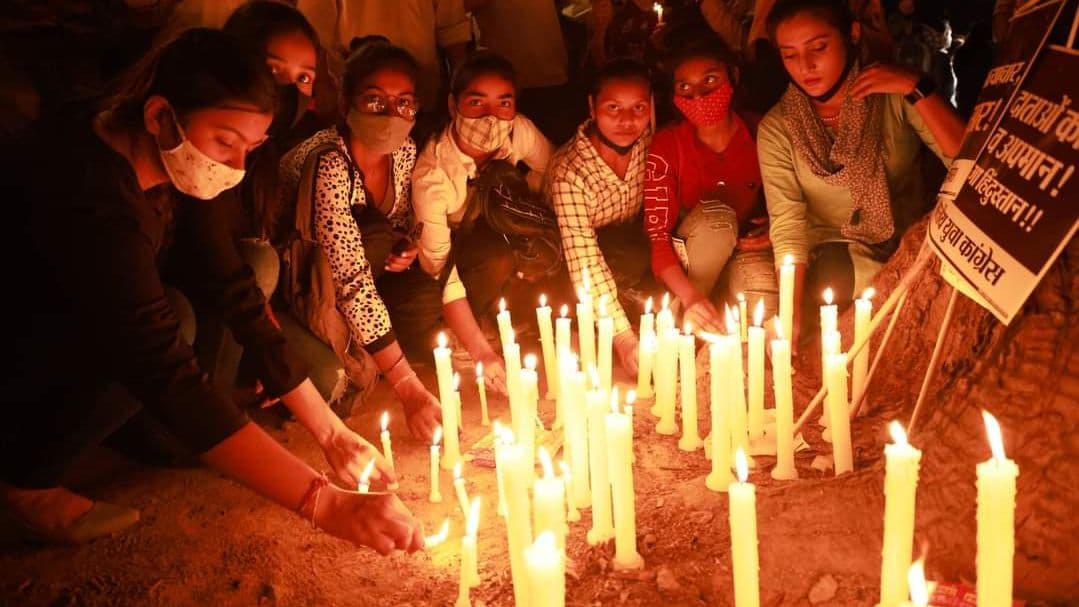 प्रियंका गांधी की गिरफ्तारी से सियासत गरमायी, आगरा और सीतापुर में कांग्रेस कार्यकर्ताओं ने निकाला कैंडल मार्च