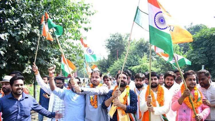 Aligarh News: बीजेपी युवा मोर्चा ने निकाली विशाल तिरंगा यात्रा, 350 से अधिक सीटें जीतने का किया आह्वान