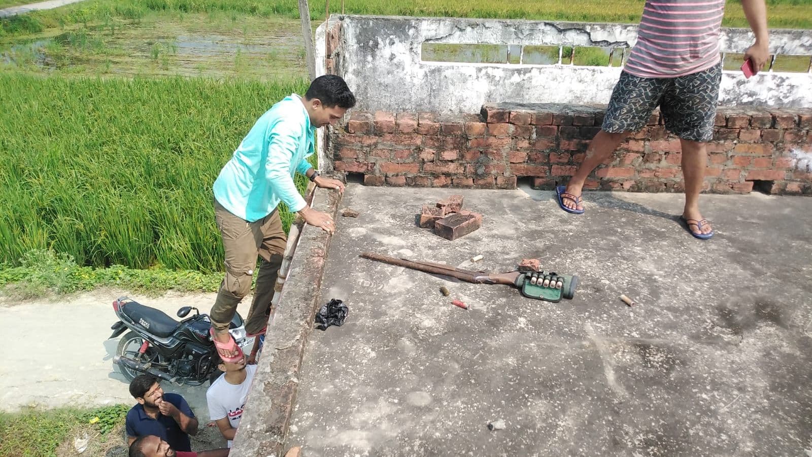 Gorakhpur News: चोरी की गई बंदूक गांव के बाहर ट्यूबवेल के छत पर मिली, ग्रामीणों ने कही यह बात