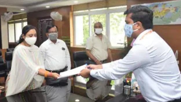 Kanpur News: मृतक मनीष गुप्ता की पत्नी ने केडीए में ओएसडी का पदभार संभाला, जानें अब तक का अपडेट