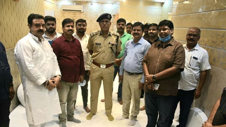 Varanasi News: बिना स्थानीय थाने को सूचना दिए ठठेरी बाजार पहुंचे पुलिस कमिश्नर, कानून व्यवस्था का जाना हाल