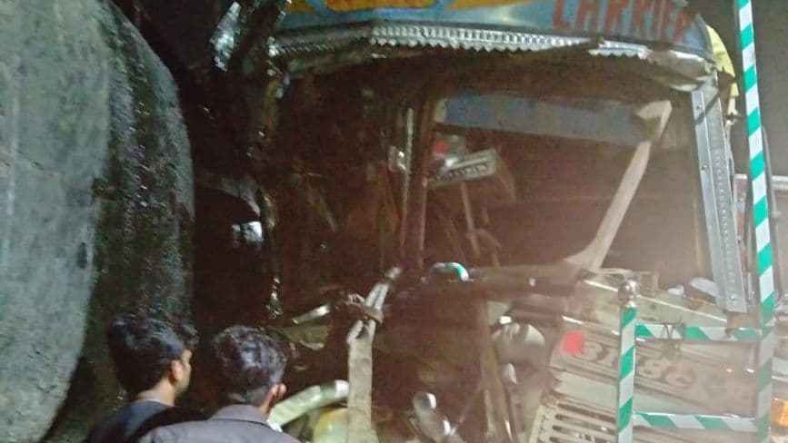 Kanpur News: सचेंडी हाईवे पर सड़क हादसा, ओवरटेक करने के चक्कर में कंटेनर से टकराया ट्रक, चालक की मौत