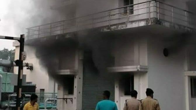 Varanasi News: बनारस रेल इंजन कारखाना परिसर में अचानक लगी आग, विद्युत सप्लाई हुई बाधित