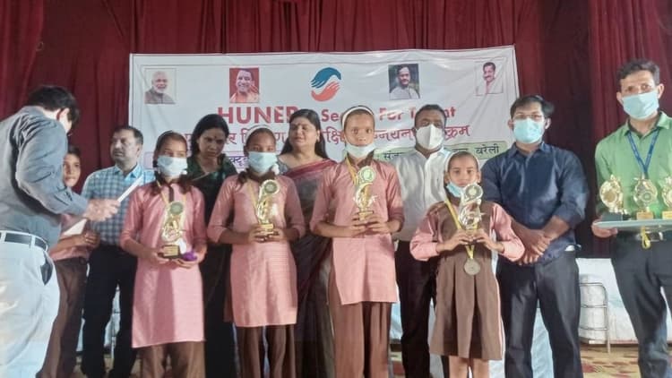 Bareilly News: बरेली के 85 हुनरबाजों को मिला सम्मान, जिला पंचायत अध्यक्ष ने किया सम्मानित