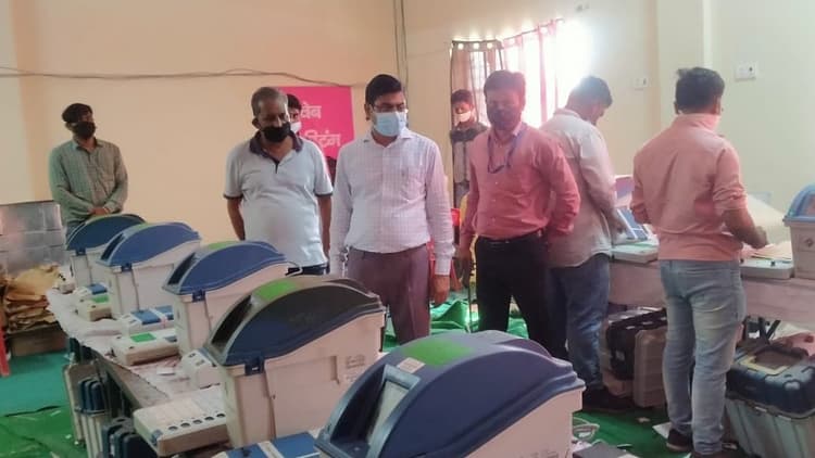 Bareilly News: यूपी विधानसभा चुनाव की तैयारी में जुटा प्रशासन, 3300 ईवीएम में एफएलसी का कार्य शुरू