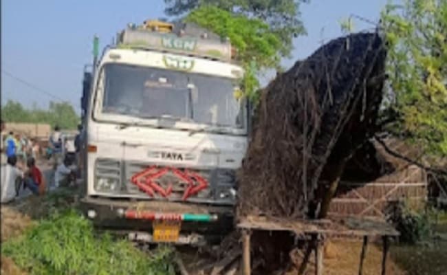 Bihar News: मोतिहारी में चालक के संतुलन खोने से हाइवे किनारे झोपड़ी में घुसा ट्रक, बच्ची समेत दो की मौत