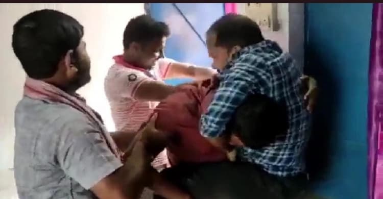 VIDEO: हेडमास्टर की कुर्सी किसकी? बिहार में भिड़े दो शिक्षक! एक दूसरे को उठा-उठाकर पटका, वीडियो वायरल