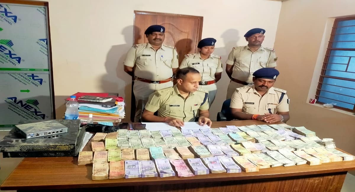 लखीसराय में फ्लिपकार्ट के कर्मियों ने ही दफ्तर से चुराए थे लाखों रुपये, 24 घंटे के अंदर सभी चोर गिरफ्तार