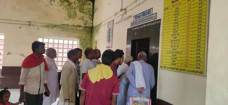 बिहार: यात्रीगण ध्यान दें! चूहों ने कुतर दिया है कंप्यूटर का तार, अगले स्टेशन पर उतरकर लें 
यात्रा टिकट...