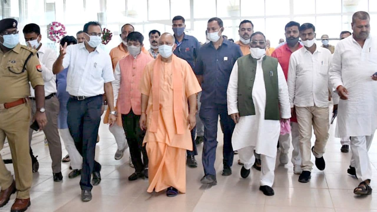 UP News: पीएम मोदी कल कुशीनगर में इंटरनेशनल एयरपोर्ट का करेंगे उद्घाटन, सीएम योगी ने तैयारियों का लिया जायजा
