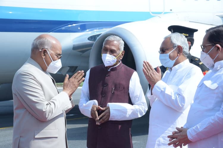 पटना पहुंचे राष्ट्रपति रामनाथ कोविंद, हाईकोर्ट के न्यायाधीशों के साथ हाई-टी में शाम में होंगे शामिल