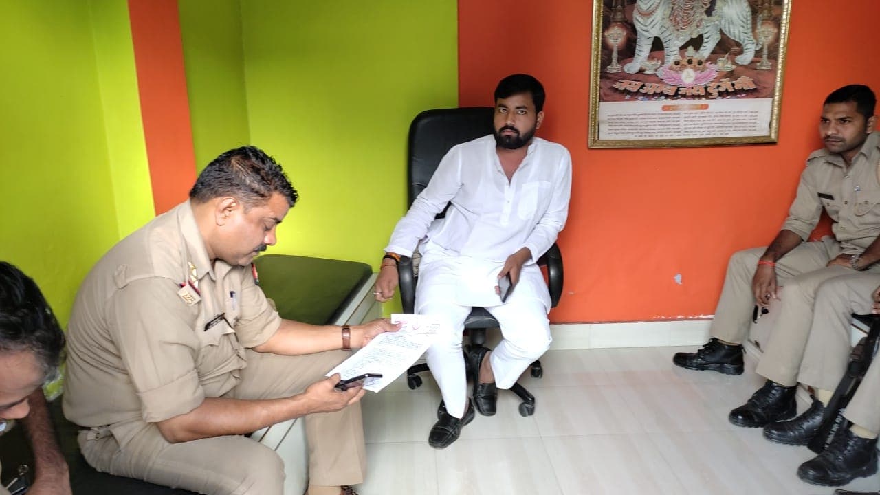 Gorakhpur News: पीएम मोदी को ज्ञापन देने जा रहे थे गोरखपुर विश्वविद्यालय के छात्र नेता, पुलिस ने किया नजरबंद