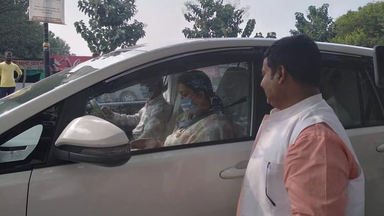 Varanasi News: वाराणसी एयरपोर्ट पर स्मृति ईरानी की दिखी दरियादिली, महिला सफाईकर्मियों से पूछा चाय और नाश्ता