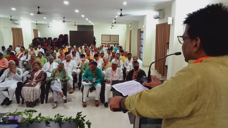 UP Election: वाराणसी पहुंचे BJP के राष्ट्रीय संगठन महामंत्री बीएल संतोष, मिशन 2022 पर फोकस