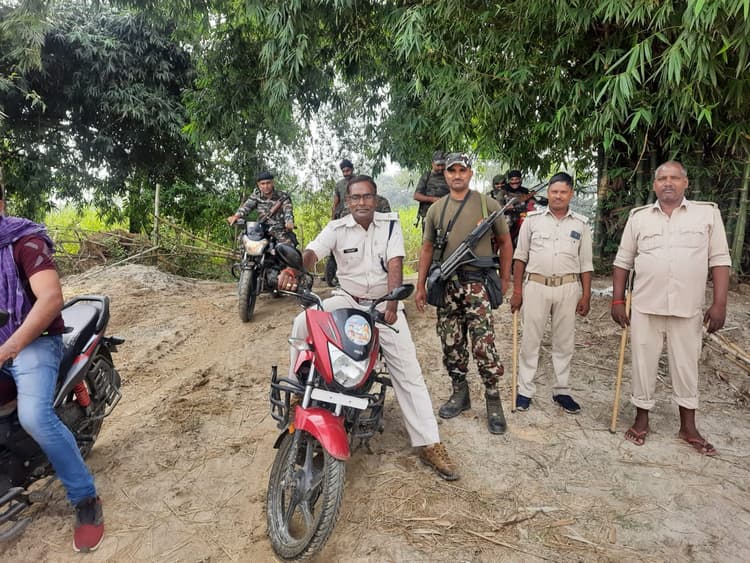 Bihar panchayat election 2021: प्रत्याशी विशेष के बैनर सटे वाहन से थानाप्रभारी का फ्लैग मार्च