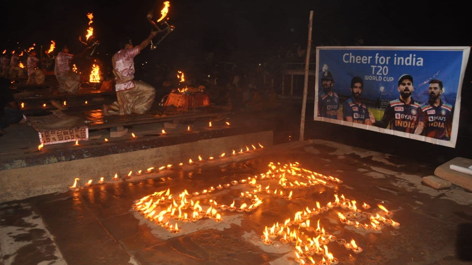 IND vs PAK T20 World Cup Match से पहले गंगा सेवा निधि ने दशाश्वमेध घाट पर किया दीप प्रज्ज्वलित, लिखा-विजयी भव: