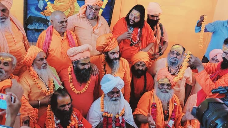 Prayagraj News: निरंजनी अखाड़े के सचिव महंत रविंद्र पुरी महाराज बने अखाड़ा परिषद के नये अध्यक्ष