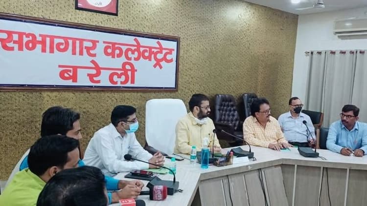 डीएम ने ग्राम पंचायत सचिव-टेक्नीशियन को किया निलंबित, प्रधान पर भी होगा मुकदमा, जानें क्या है मामला