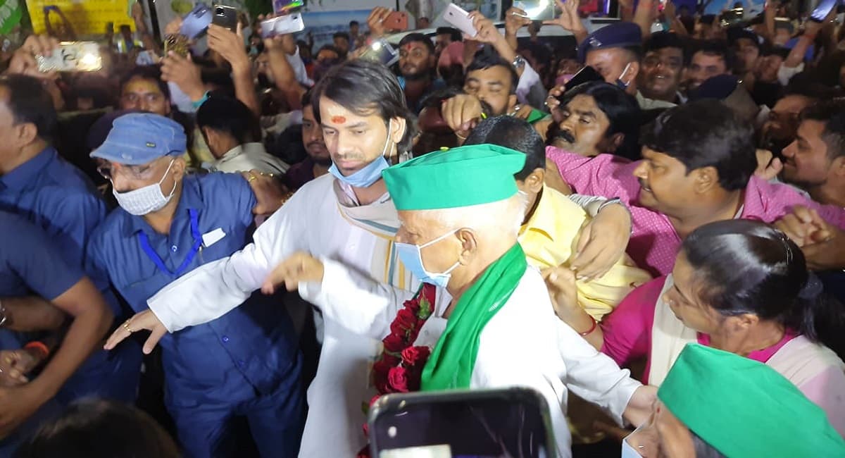 VIDEO: तेज प्रताप की जिद के सामने हारे लालू यादव, पहुंचे आवास तो बेटे ने दूध व गंगाजल से पखारे पिता के चरण