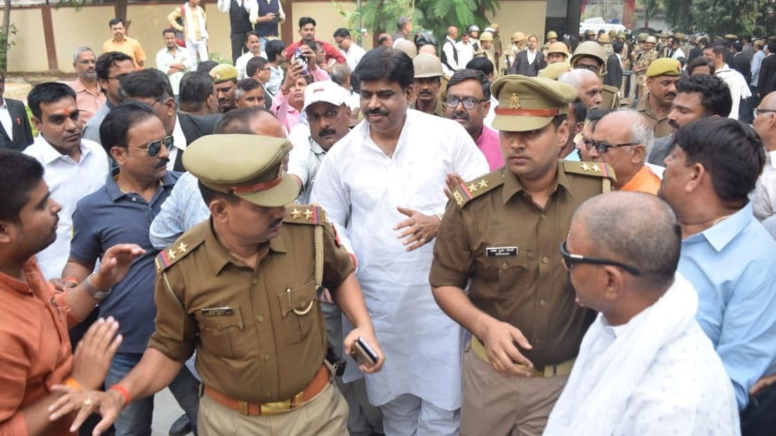 Prayagraj News: पूर्व सांसद कपिल मुनि करवरिया श्री पथरचट्टी रामलीला कमेटी से बाहर, मुकेश पाठक बने नये अध्यक्ष