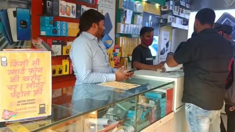 Diwali offer: Smartphone खरीदने पर एक लीटर पेट्रोल फ्री, दिवाली से पहले इस दुकानदार के ऑफर की हो रही खूब चर्चा