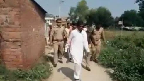 Kanpur News: विधायक जी को मनाने के लिए दौड़ पड़े एसपी साहब, वीडियो हो रहा वायरल