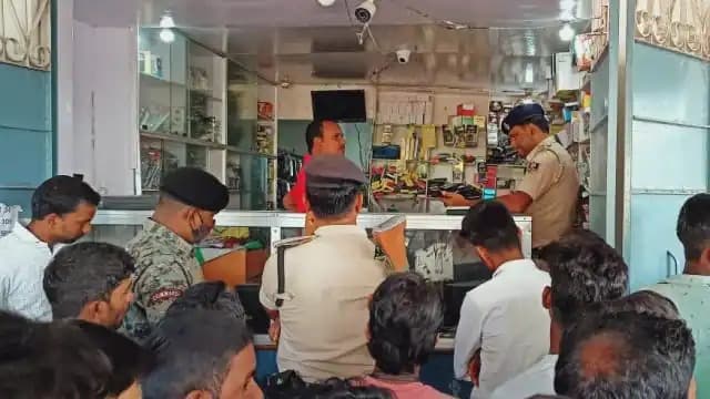 Bihar Crime News: सिवान में अपराधियों ने स्वर्ण व्यवसायी को गोली मारी, गोपालगंज में 20 लाख की ज्वेलरी लूटा