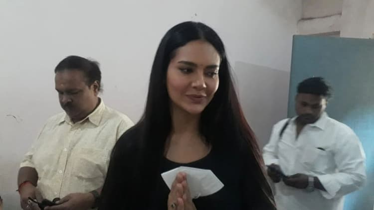 वाराणसी: जन्नत-2 फेम ईशा गुप्ता पहुंचीं काशी, कहा- सच में हिंदुस्तान यही है