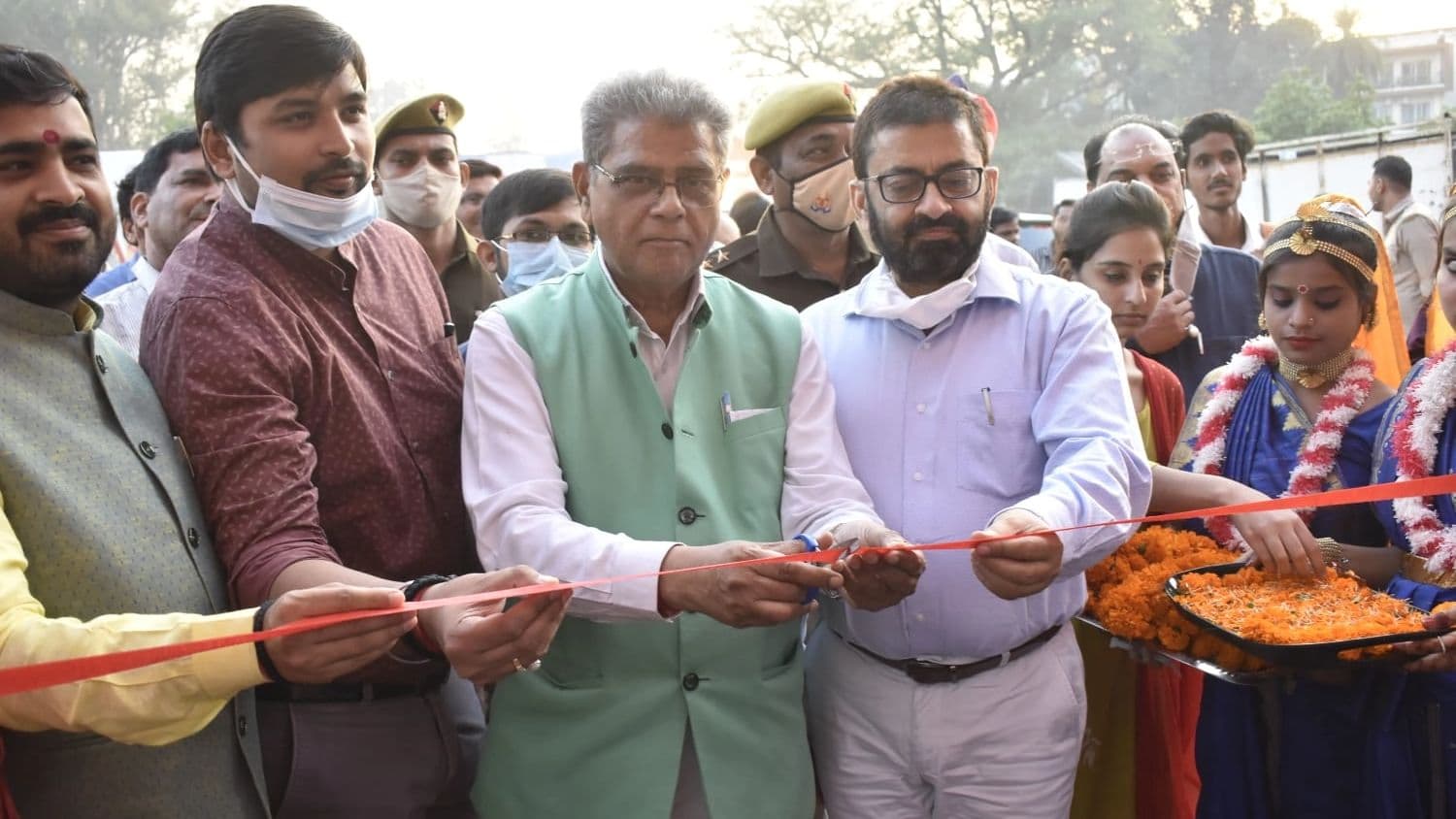 Bareilly News: बरेली क्लब में विकास दीपोत्सव मेले का आगाज, डीएम-विधायक ने एक-एक स्टॉल का किया निरीक्षण