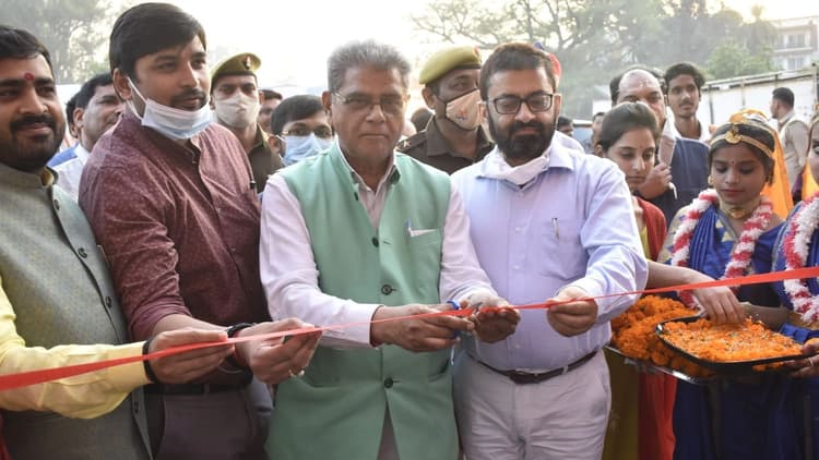 Bareilly News: बरेली क्लब में विकास दीपोत्सव मेले का आगाज, डीएम-विधायक ने एक-एक स्टॉल का किया निरीक्षण