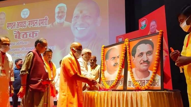 Gorakhpur में CM योगी ने विपक्ष पर साधा निशाना, कहा- 2017 के पहले देश और दुनिया में UP के पहचान का संकट था