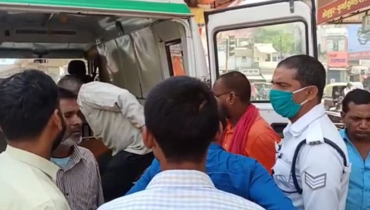 Varanasi News: वाराणसी की ट्रैफिक पुलिस ने दिखाई इंसानियत, हार्ट अटैक से पीड़ित व्यक्ति की बचायी जान
