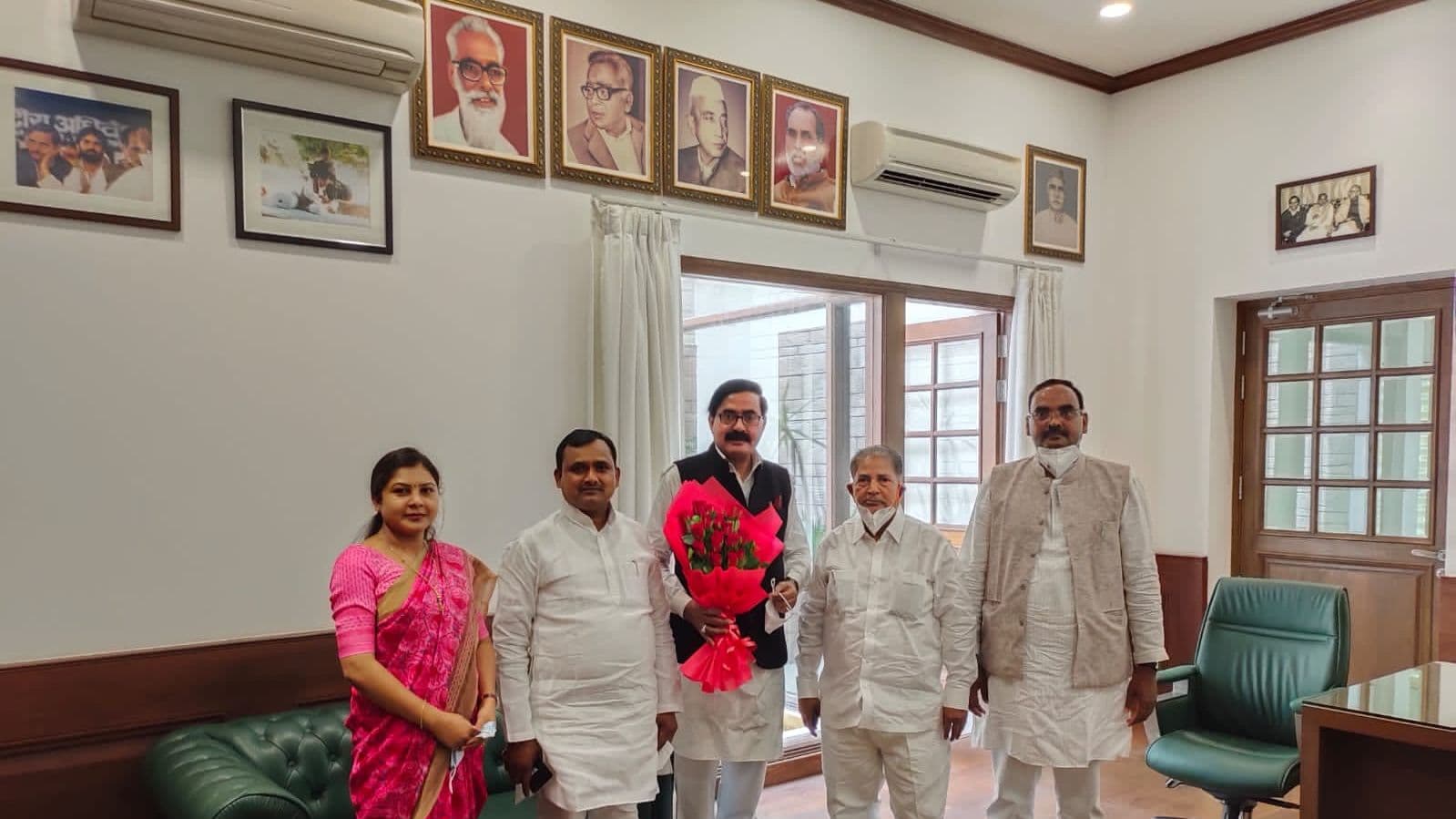 Prayagraj News: यूपी विधानसभा चुनाव से पहले बसपा को लगा झटका, दो विधायकों ने थामा सपा का दामन