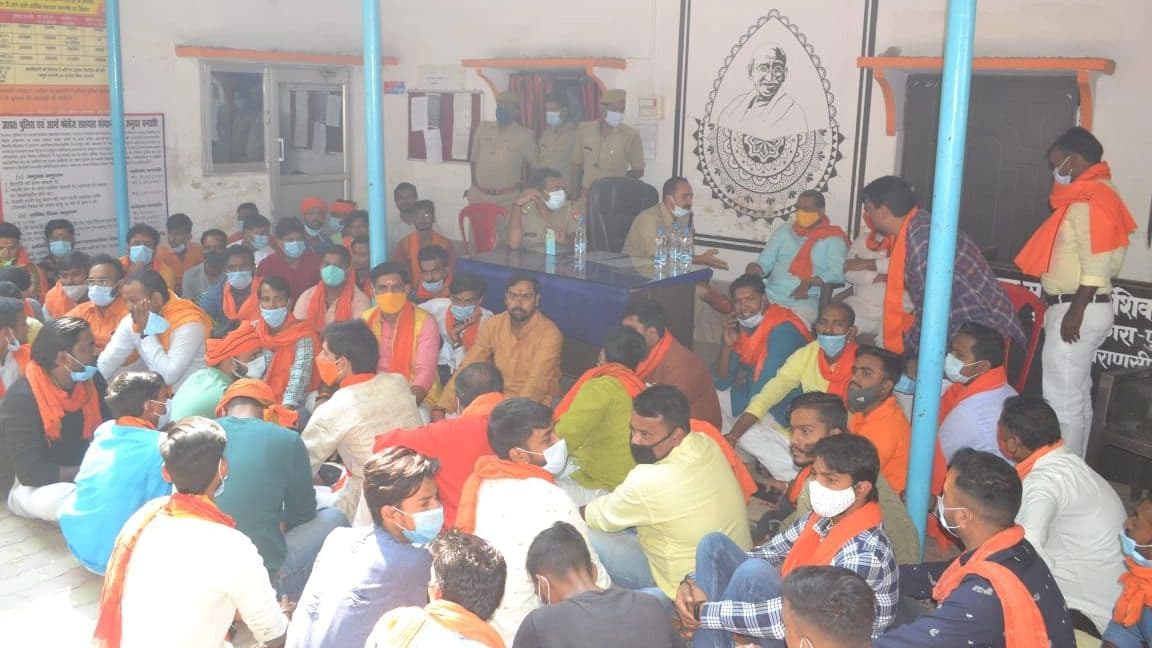 Varanasi News: हिन्दू युवा वाहिनी के कार्यकर्ताओं ने थाना परिसर में दिया मौन धरना, पुलिस पर लगाया यह आरोप