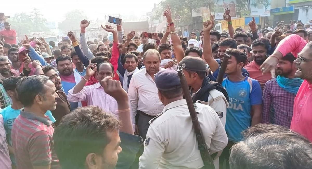 Muzaffarpur News: ट्रक ड्राइवरों से लूटपाट को लेकर गुस्से में व्यवसायी, पुलिस पर आरोप लगाकर किया सड़क जाम