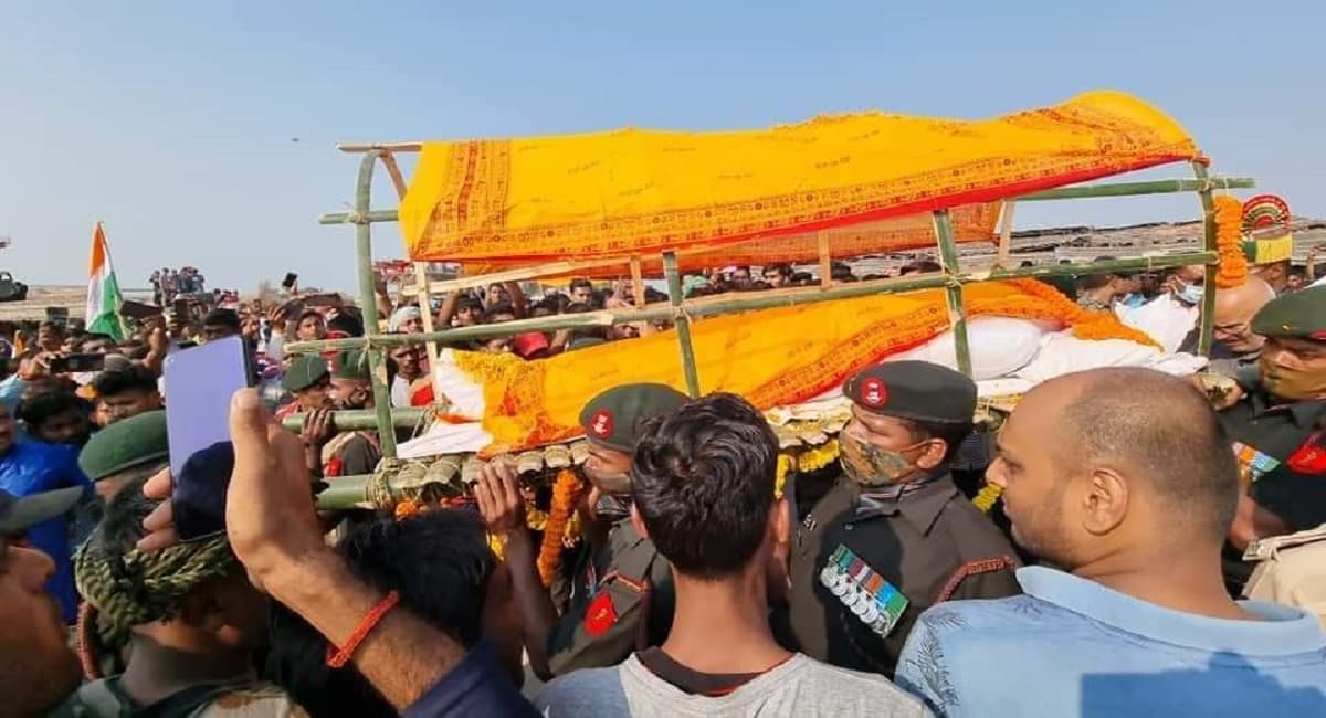 Bihar News: पंचतत्व में विलीन हुए शहीद लेफ्टिनेंट ऋषि, बेगूसराय में नम आंखों से दी गई विदाई