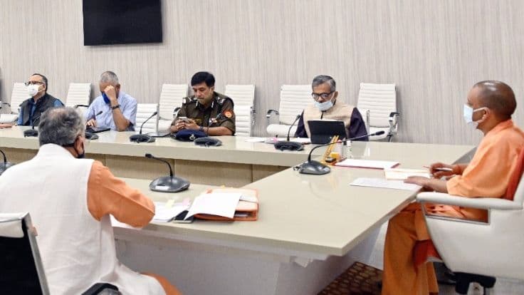 सीएम योगी का अफसरों को निर्देश, नवंबर तक हर हाल में शुरू हो जाए टैबलेट-स्मार्टफोन का वितरण