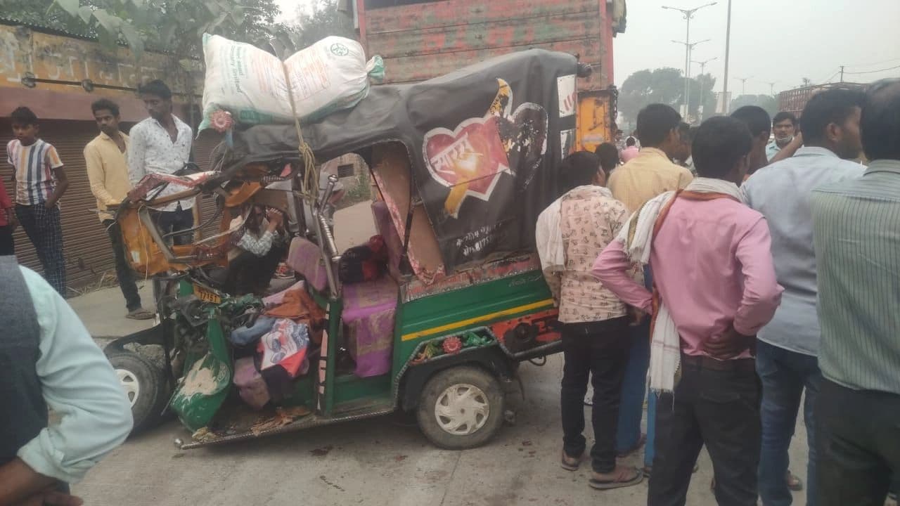 ​​​​​​​Prayagraj News: श्रद्धालुओं से भरी टैक्सी ट्रक से टकराई, एक की मौत, 6 घायल