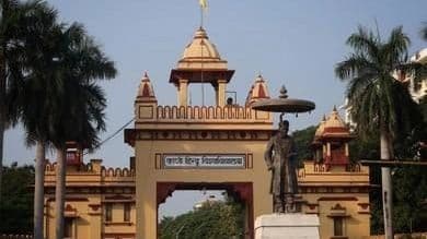 BHU में हंगामा : उर्दू दिवस के लिए छपवाए गए आमंत्रण पत्र पर महामना की जगह अल्लामा इकबाल की तस्वीर छाप दी