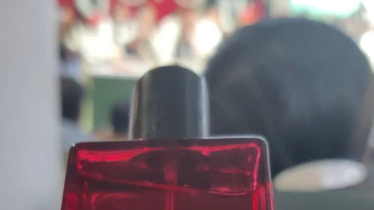 UP Chunav: इत्र की खुशबू से वोट बटोरने की तैयारी, सपा MLC का खास प्रोडक्ट लॉन्च, जानें क्या बोले अखिलेश यादव