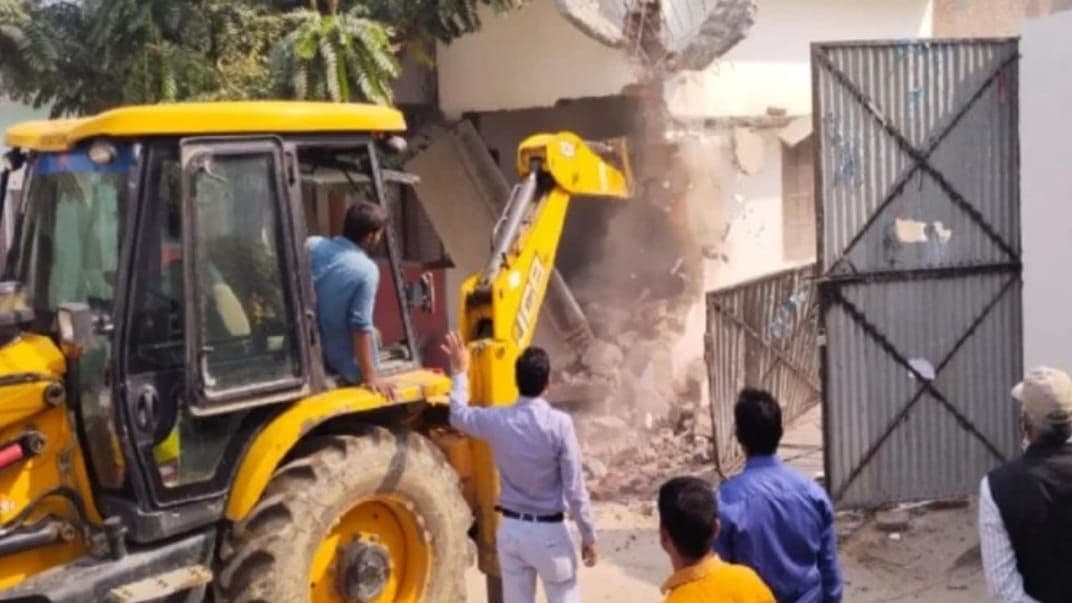 बरेली में इस्लाम की आलीशान कोठी बीडीए ने बुलडोजर से की ध्वस्त, यह रही वजह