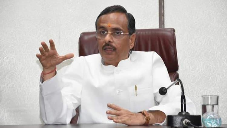 Varanasi News: डिप्टी सीएम दिनेश शर्मा ने शिक्षा विभाग के अधिकारियों के साथ की बैठक, इस बात पर जतायी खुशी