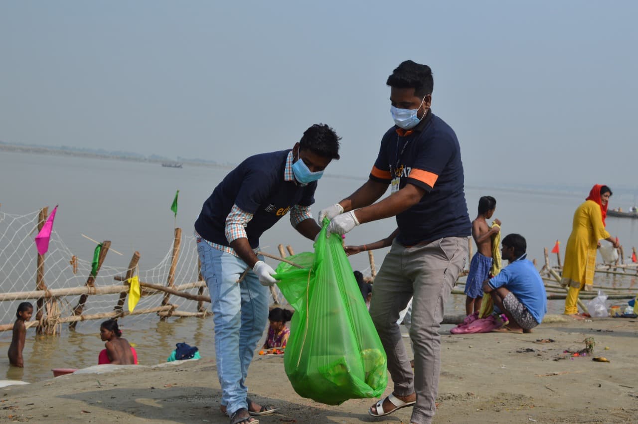 chhath puja: आज से शुरू हुआ पटना के घाटों पर बैरिकेडिंग का काम, हर दिन 20 CM घट रहा गंगा का जलस्तर