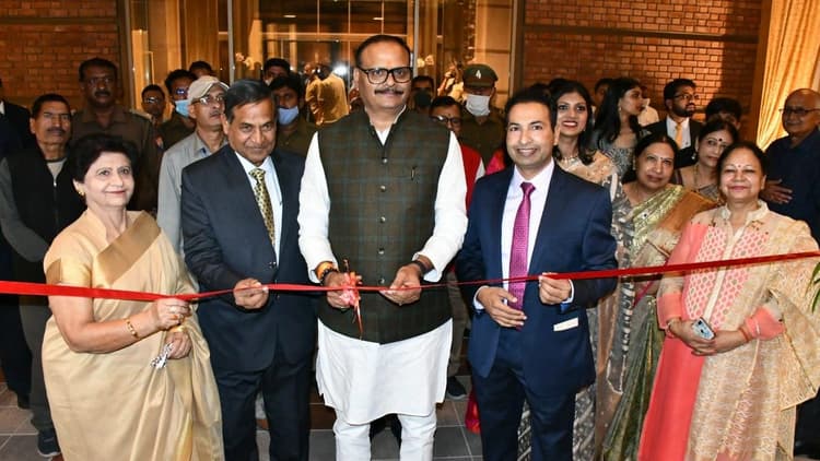 UP की पहली इन्वेस्टर्स समिट का पहला प्रोजेक्ट लखनऊ में शुरू, कानून मंत्री और मेयर ने द सेंट्रम का किया उद्घाटन