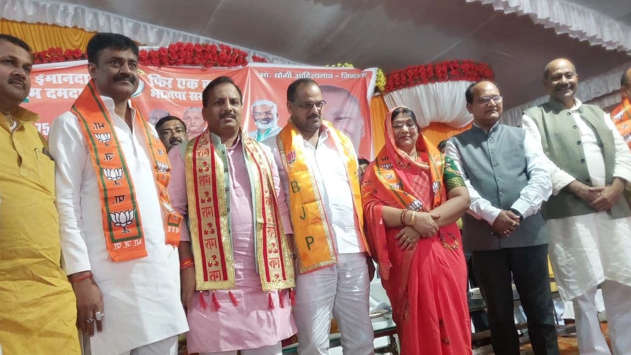 Gorakhpur News: सीएम सिटी में 'बहन जी' को झटका, सहनजवा नगर पंचायत अध्यक्ष ने थामा BJP का दामन