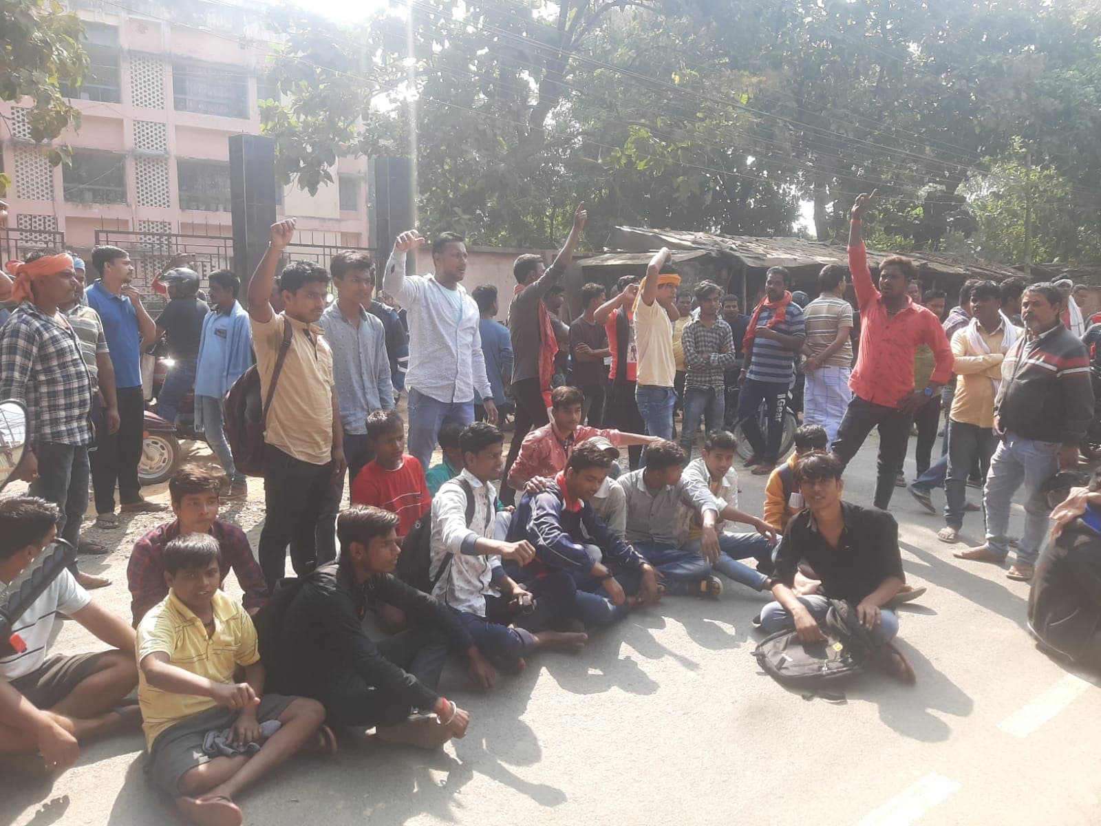 Bhagalpur News जानलेवा हमले में बिजली लाइनमैन की मौत पर हंगामा, तोडफ़ोड़, रोड जाम कर किया प्रदर्शन