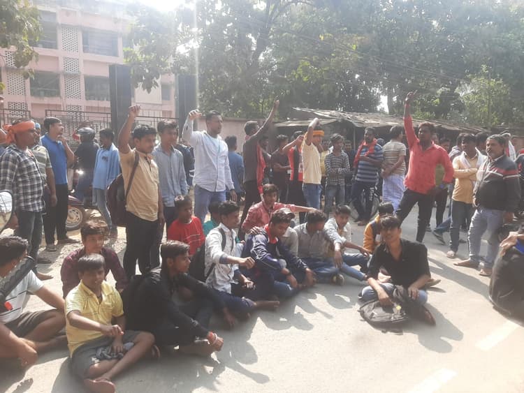 Bhagalpur News जानलेवा हमले में बिजली लाइनमैन की मौत पर हंगामा, तोडफ़ोड़, रोड जाम कर किया प्रदर्शन