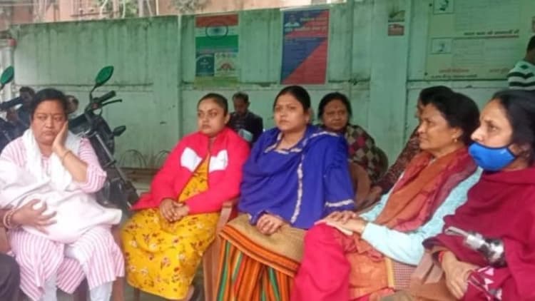 Bareilly News: अस्पताल में दो नवजात की मौत पर हंगामा, शव लेकर SSP ऑफिस पहुंचे परिजन