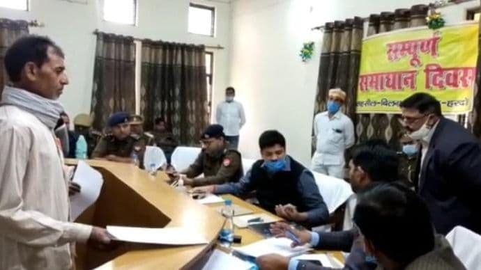 Hardoi News: सरकारी जमीन पर कब्जे की शिकायत पर चढ़ा डीएम का पारा, कानूनगो और लेखपाल से कह- सुधर जाओ, वरना...